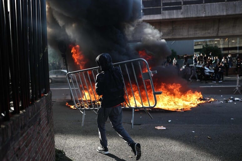 Proteste nei licei in Francia, il prof: “Le occupazioni contro i tagli all’educazione”