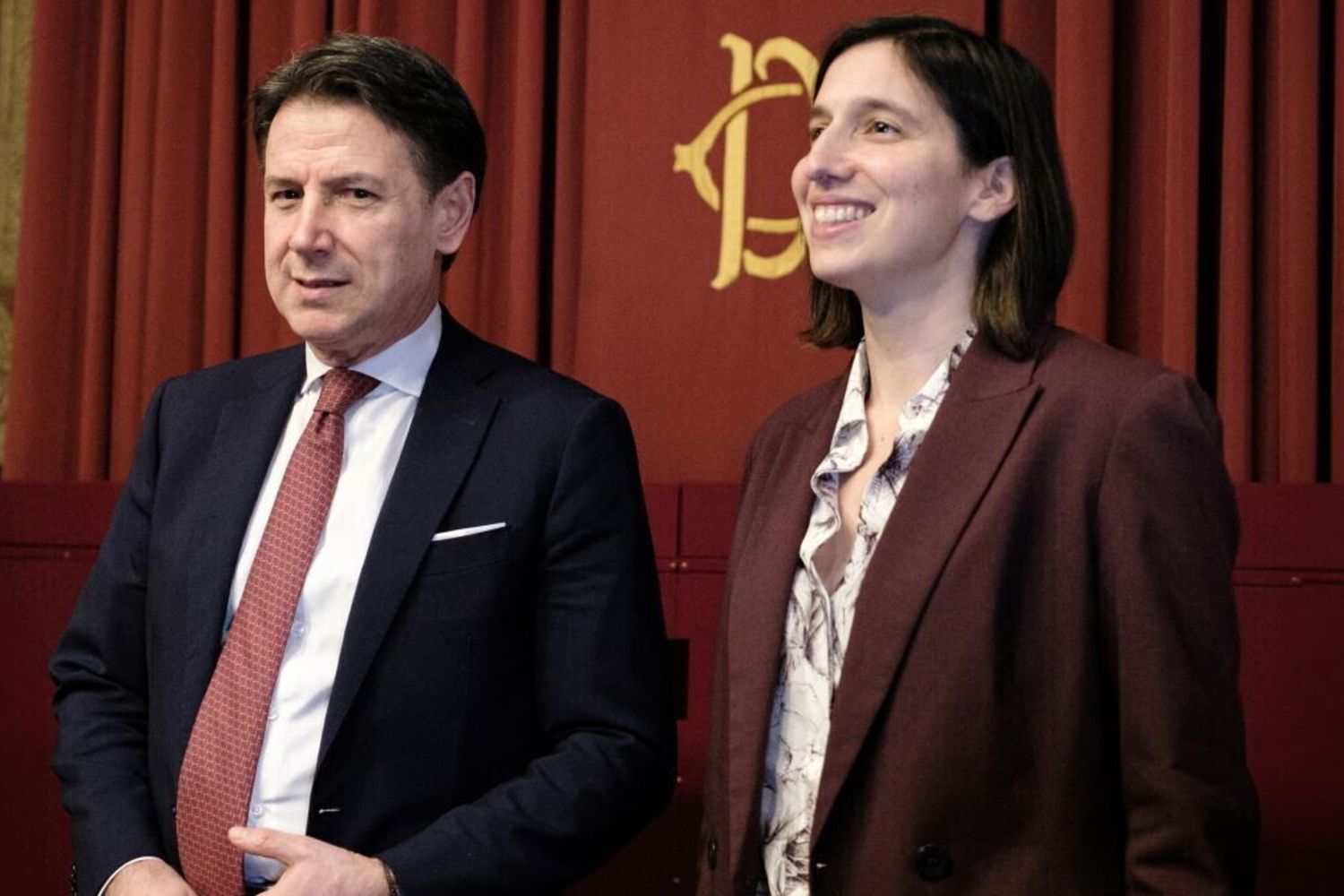 Campo largo, what’s campo largo? Il PD per il sostegno incrollabille all’Ucraina, fino all’utilizzo “legalmente fondato” degli asset russi. M5S per la fine degli aiuti militari a Kiev e per l’avvio di negoziati. E intanto il Pd scende ancora nei sondaggi