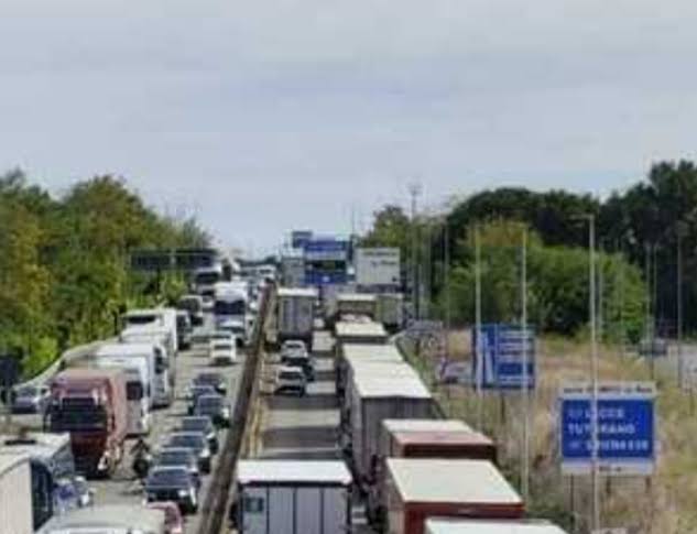 Sud Italia paralizzato dai blocchi contro il caro gasolio. Scarseggia il carburante.