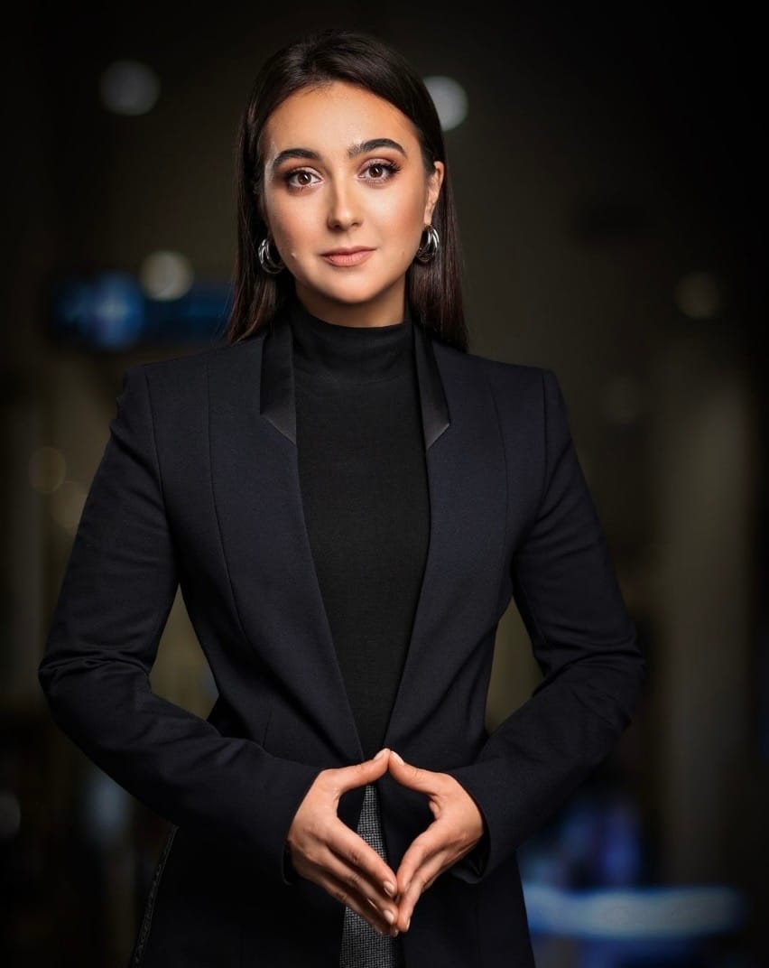 L’Ucraina dovrebbe accettare un accordo sfavorevole per porre fine al conflitto piuttosto che proseguirlo, afferma Yulia Mendel, ex portavoce del presidente ucraino Zelensky.